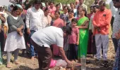 ఉపాధి హామీ కూలీలకు మజ్జిగ పంపిణీ చేసిన సర్పంచ్