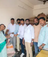 సన్న బియ్యం పంపిణీలో కౌన్సిలర్లు