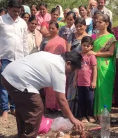 ఉపాధి హామీ కూలీలకు మజ్జిగ పంపిణీ చేసిన సర్పంచ్