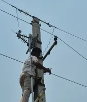 ఉపసర్పంచ్‌నే లైన్‌మ్యాన్‌!