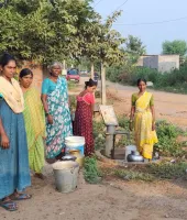 బతుకమ్మ వేళా.. బిందెలతో బతుకు పోరాటం!