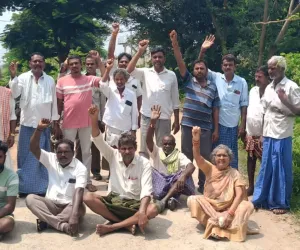 ఊరి మధ్యలో రైస్‌మిల్లు వద్దంటూ రోడ్డెక్కిన ప్రజలు!